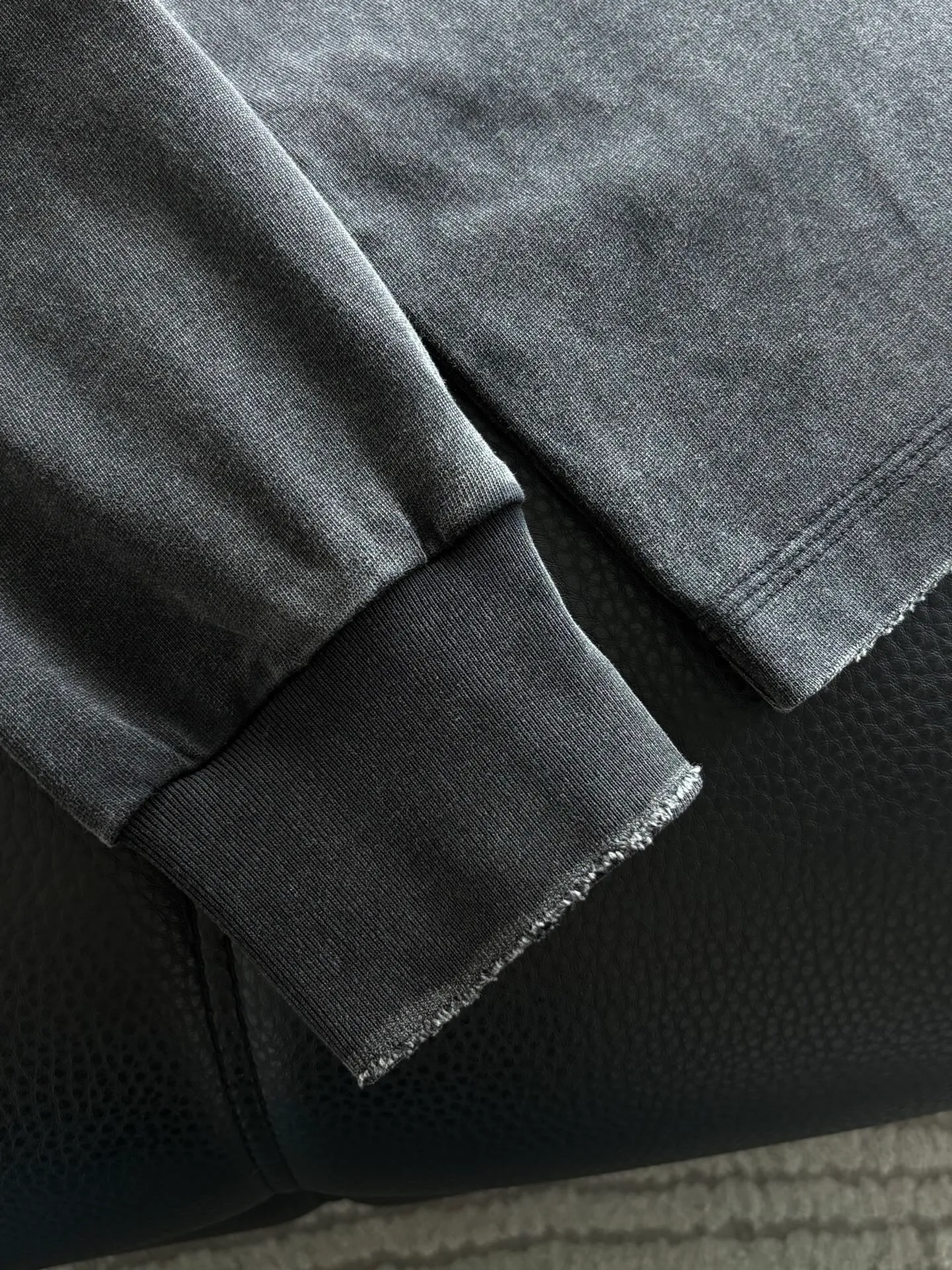 P422 Chrome Hearte CH SS New Fake 2-piece set Cross Horseshoe Chrome Heart Sanskrit Three-dimensional patch shows craftsmanship. Pure cotton double yarn jersey fabric, custom dyed in the same vat with special bold 32-count double-ply 1X1 thread. .Light luxury, a must-have item for daily commuting for men and women.  Color: Black White Size: M~3x Style No.: 3578